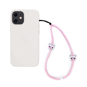 Détail de la dragonne rose avec pendentifs tête de chat argentés et perle blanche