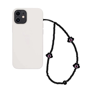 Détail d'un cordon de téléphone en perles noires avec trois breloques œil bleu