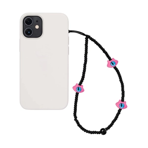 Vue détaillée d'un bijou de téléphone en perles noires avec breloques œil de chat roses sur coque