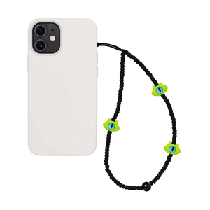 Détail de la lanière de téléphone avec perles noires mates et breloques de monstres verts