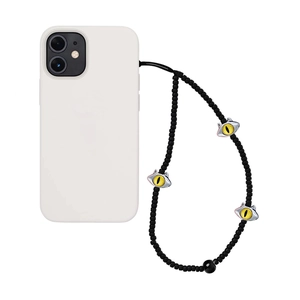 Détail du bijou de téléphone en perles noires avec pendentifs œil de chat sur coque blanche