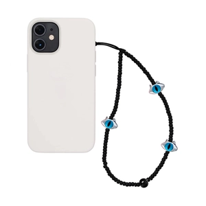 Détail de la coque en silicone blanc avec cordon perlé noir et pendentifs œil bleu