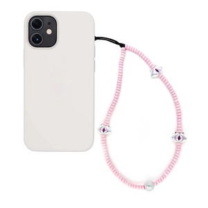 Vue détaillée du bijou de téléphone rose avec perles œil de chat sur une coque blanche