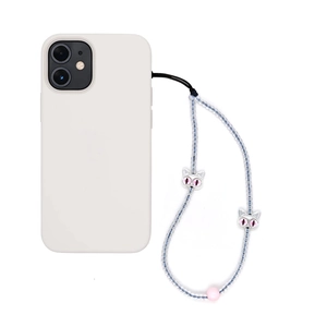 Détail de la dragonne de téléphone en perles bleu clair avec breloques de chat argentées