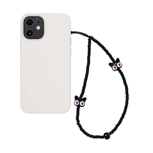 Détail de la coque en silicone crème avec dragonne en perles noires et breloques chat