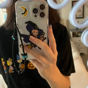 Pendentif chat noir avec lanière de téléphone perlée et coque Betty Boop transparente