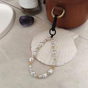Porte-clés élégant en perles blanches avec accents dorés et fermoir en métal noir