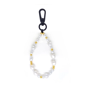 Porte-clés minimaliste en perles baroques blanches avec détails dorés et fermoir