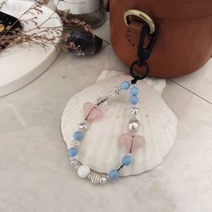 Handgemaakte kralen hart hanger met blauwe en witte kralen en zwarte karabijnhaak
