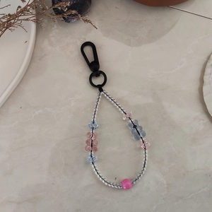 Détail du porte-clés perlé fait main avec des oursons mignons et des perles de fleurs