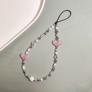 Laccetto per cellulare fatto a mano con cuori in resina rosa e perline bianche opache