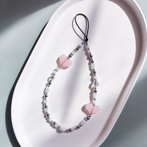 Ciondolo per cellulare con perline a cuore rosa e accenti argento su vassoio bianco