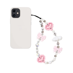 Detail eines süßen Perlen-Anhänger für Handys mit rosa Pixel-Herzen, Schleifen und Wolken
