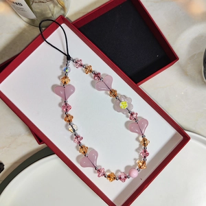 Bijou de téléphone en acrylique avec cœurs et étoiles roses dans un coffret