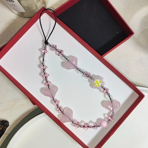 Bijou de téléphone artisanal avec perles roses en forme de cœur et d'étoile en boîte