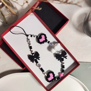 Detailansicht der Perlen-Handykette mit Schleife und Pixel-Herz in Geschenkbox