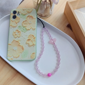 Coque de téléphone fleurie vert clair avec lanière de perles rose et mauve à cœurs