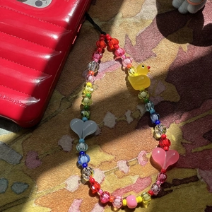 Dragonne de téléphone en perles arc-en-ciel avec canard jaune et cœur sur coque rouge