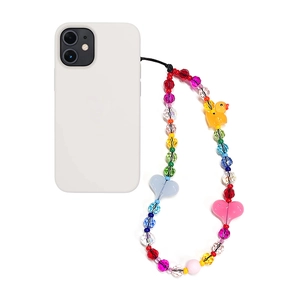 Bijou de téléphone en perles arc-en-ciel avec canard jaune et cœurs sur smartphone