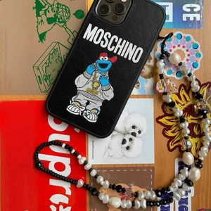 Custodia iPhone in pelle nera con logo Moschino, Cookie Monster e cinturino in perle