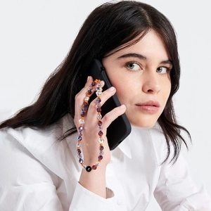 Chaîne de téléphone en perles de cristal colorées avec pierres facettées sur coque noire