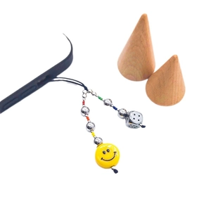 Lanière de téléphone perlée à la main avec smileys jaunes et breloques de dés