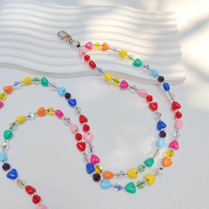 Bijou de téléphone avec perles en forme de cœur multicolores et fermoir mousqueton argenté