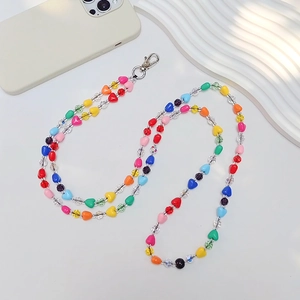 Détail du bijou de téléphone avec perles de cœur colorées et fermoir mousqueton argenté élégant