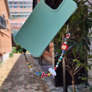 Dragonne de téléphone perlée colorée avec coque en silicone vert menthe et breloques