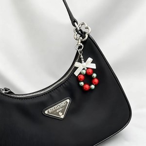 Sac croissant en nylon noir avec breloque de Noël et plaque triangulaire en métal