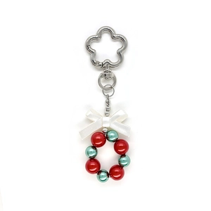 Porte-clés de Noël perlé avec nœud en satin crème et fermoir floral en métal argenté