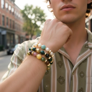 Detail van de natuurlijke toermalijn parel armband, elegante edelsteen pols sieraden