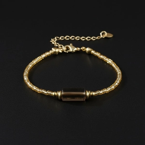 Λεπτομέρεια από βραχιόλι με φυσικές πέτρες και χρυσό κούμπωμα με ρυθμιζόμενη αλυσίδα