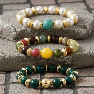Set van drie kleurrijke edelsteen kralen armbanden met elastisch touw voor dames.