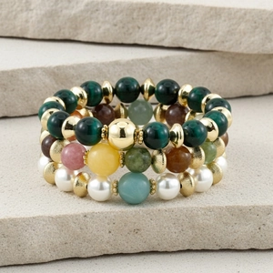 Natuurlijke edelsteen parel meerlaagse kraal armband, elegante retro elastische sieraden detail.