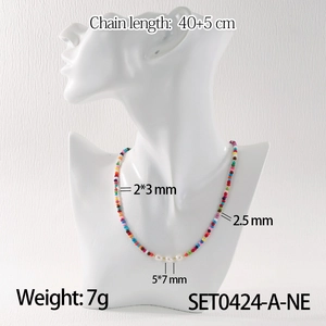 Dettaglio della collana di perline colorate con perle, lunghezza 40+5 cm e specifiche
