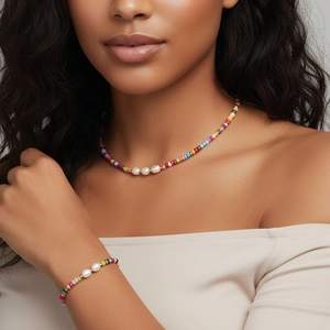 Dettaglio del set colorato bohémien con collana e bracciale ornato con perle d'acqua dolce