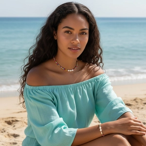 Set collana e bracciale bohémien di perline colorate con perle indossato in spiaggia