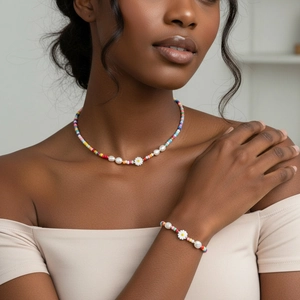 Primo piano di un set di collana e bracciale con perline a margherita colorate su modella
