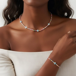 Set di gioielli bohémien con perline colorate ed elementi malocchio e collana con bracciale