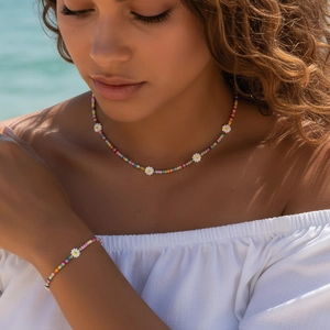 Dettaglio del set di collana e bracciale di perle bohémien con ciondoli a margherita