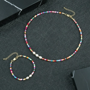 Primo piano del set collana e bracciale bohémien con perline e perle d'acqua dolce