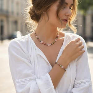 Natuurlijke kleurrijke kralenketting en armband set gedragen bij een witte linnen blouse