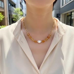 Verstellbare goldene Büroklammerkette mit Bernsteinperlen und unregelmäßiger weißer Perle