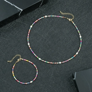 Dettaglio del set collana e bracciale con perline colorate e chiusura dorata