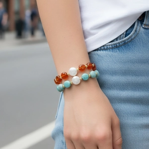 Minimalistisches zweilagiges Perlenarmband mit blauen und rotbraunen Mineralsteinen