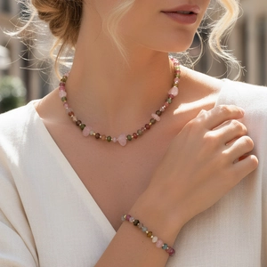 Detail van de handgemaakte kralenketting set met een natuurlijke edelsteen hartje