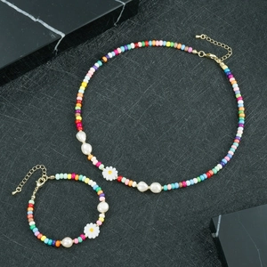 Dettaglio del set collana e bracciale di perline colorate con perle e margherite