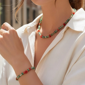 Natuurstenen kralen ketting en armband set in rood en groen contrast ontwerp