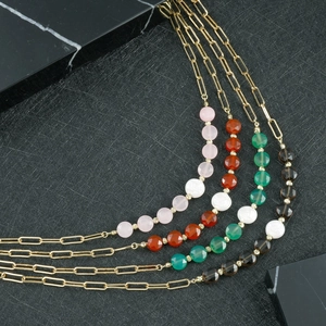 Elegantes Set aus Büroklammer-Halsketten mit Natursteinen und Perlen in Gold